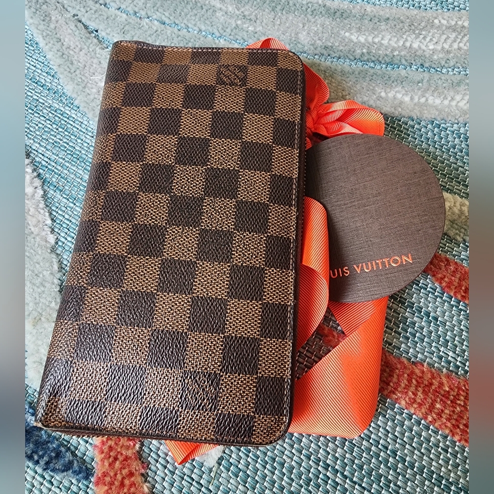 Authentic Louis Vuitton Damier Long zippy wallet